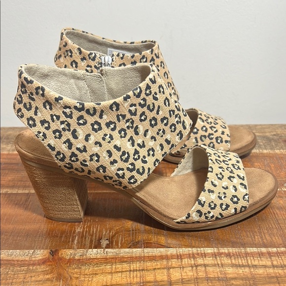 TOMS Women's Cutout Sandals with Chunky Heel Natural Textured Cheetah Size 10 - Picture 1 of 6